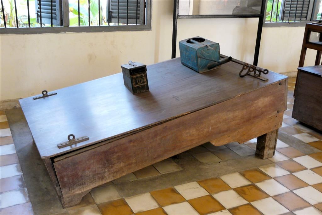 CAMBODJA - PHNOM PENH - waterbord martelwerktuig van rode Khmer in het Tuol Sleng Genocide museum
