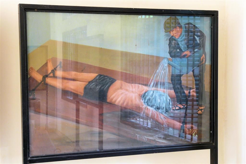 CAMBODJA - PHNOM PENH - afbeelding die werking waterbord laat zien in het Tuol Sleng Genocide museum