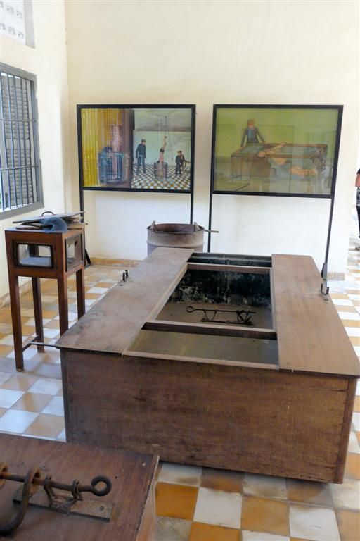 CAMBODJA - PHNOM PENH - watermartelwerktuig van rode Khmer in het Tuol Sleng Genocide museum