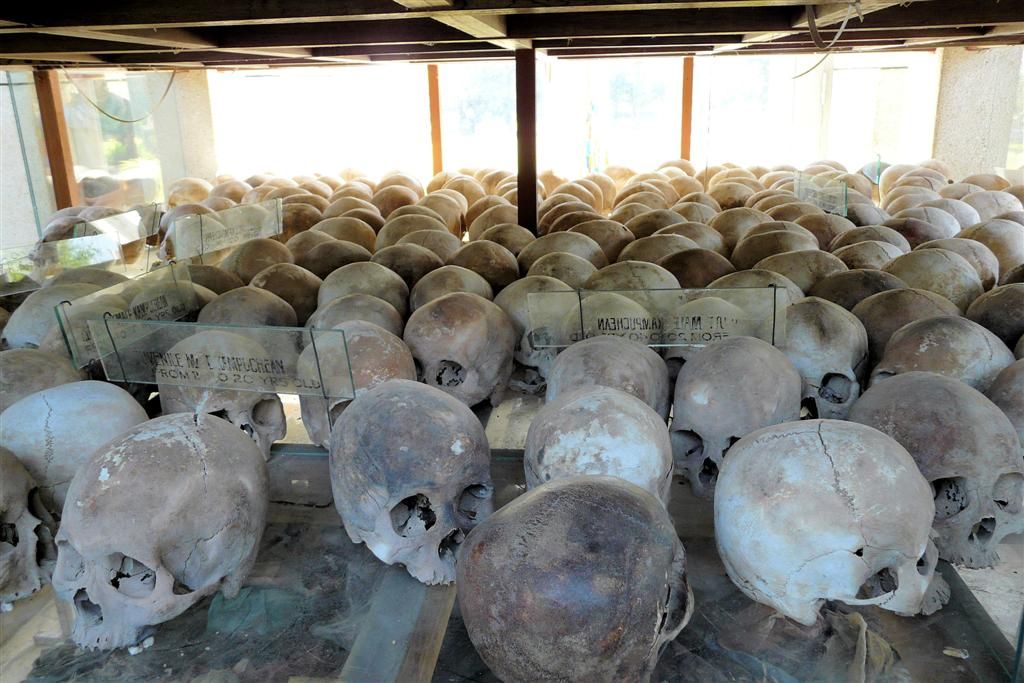 CAMBODJA - PHNOM PENH - schedels in het killing fields monument