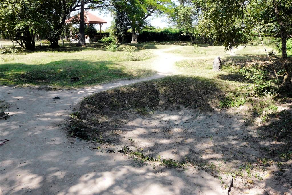 CAMBODJA - PHNOM PENH - massagraf bij killing fields