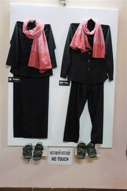 CAMBODJA - PHNOM PENH - kleding van de rode Khmer in het museum bij killing fields
