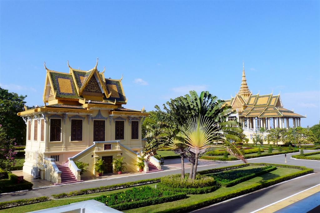 CAMBODJA - PHNOM PENH - links gebouw waar muziekinstrumenten opgeslagen zijn en rechts het dans paviljoen van het koninklijk paleis