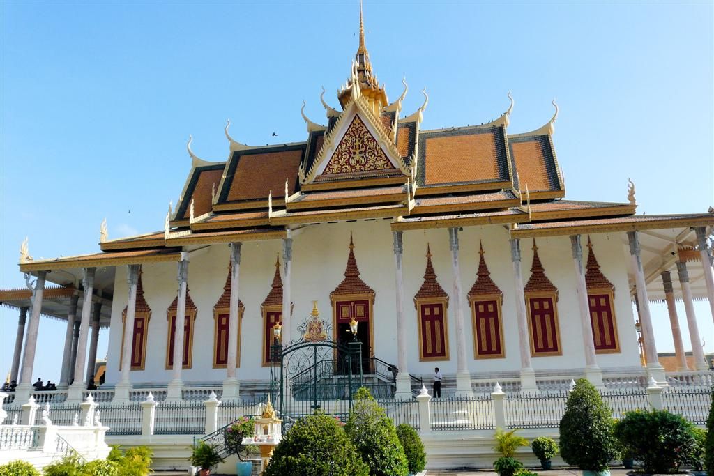 CAMBODJA - PHNOM PENH - zilveren pagode bij het koninklijk paleis