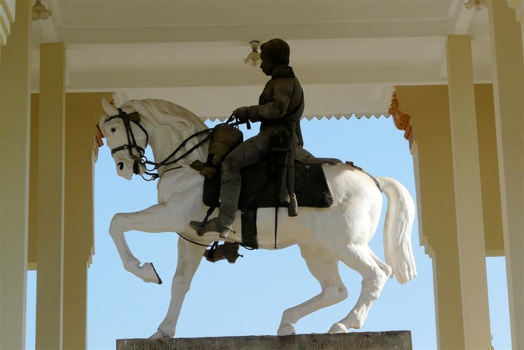 CAMBODJA - PHNOM PENH - beeld van koning Norodom bij het koninklijk paleis