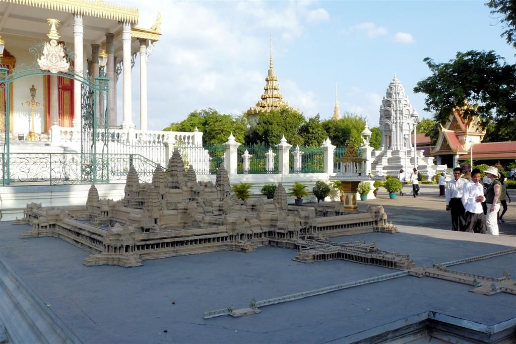 CAMBODJA - PHNOM PENH - replica Angkor Wat bij het koninklijk paleis