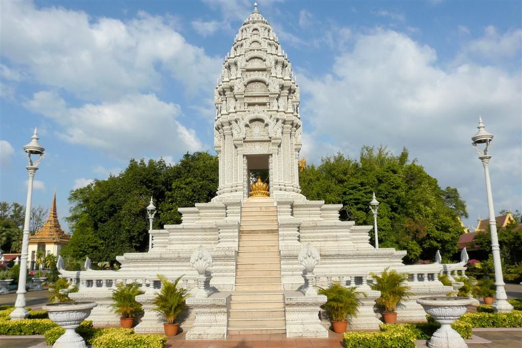 CAMBODJA - PHNOM PENH - stoepa voor prinses Kantha Bopha bij het koninklijk paleis