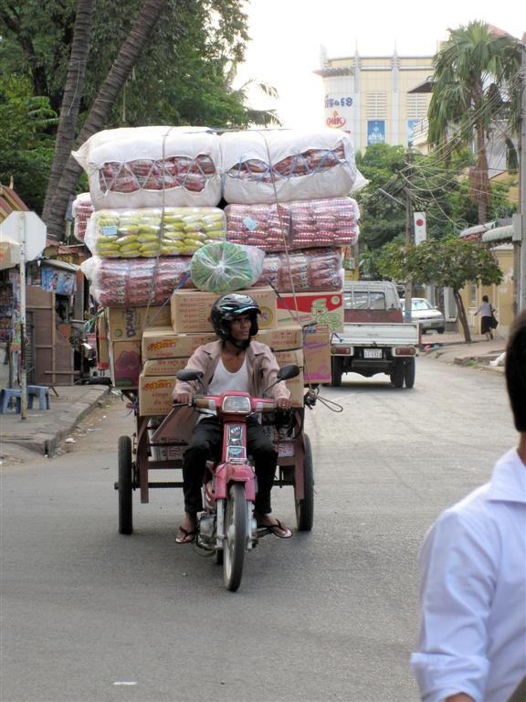 CAMBODJA - PHNOM PENH - brommer met aanhanger