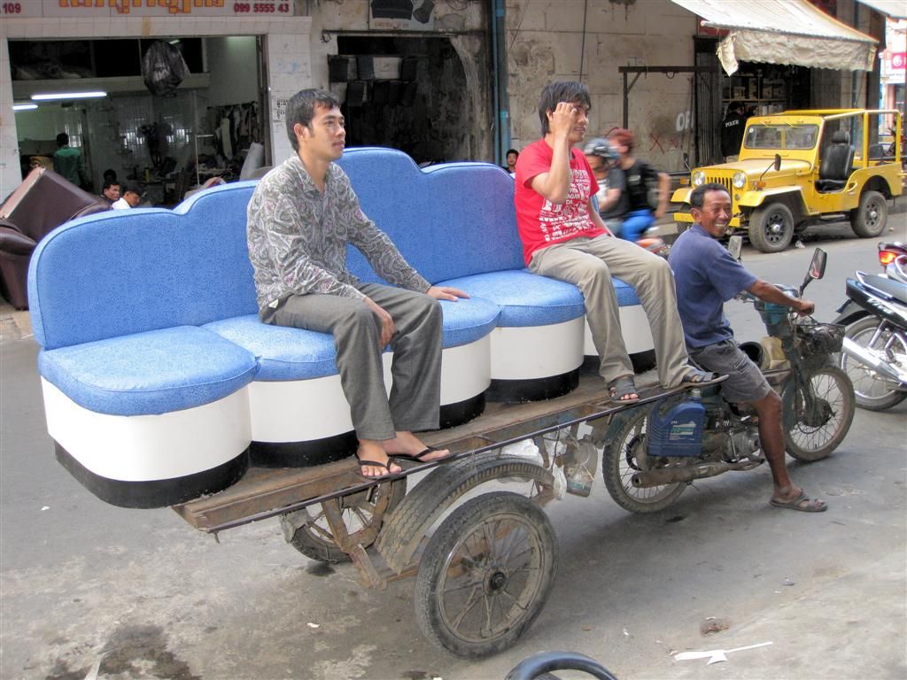 CAMBODJA - PHNOM PENH - vervoer van een bankstel met de brommer
