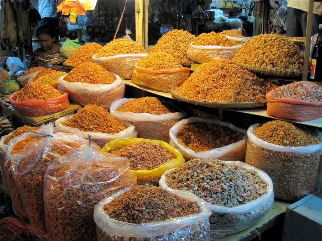 CAMBODJA - PHNOM PENH - kruiden op een markt