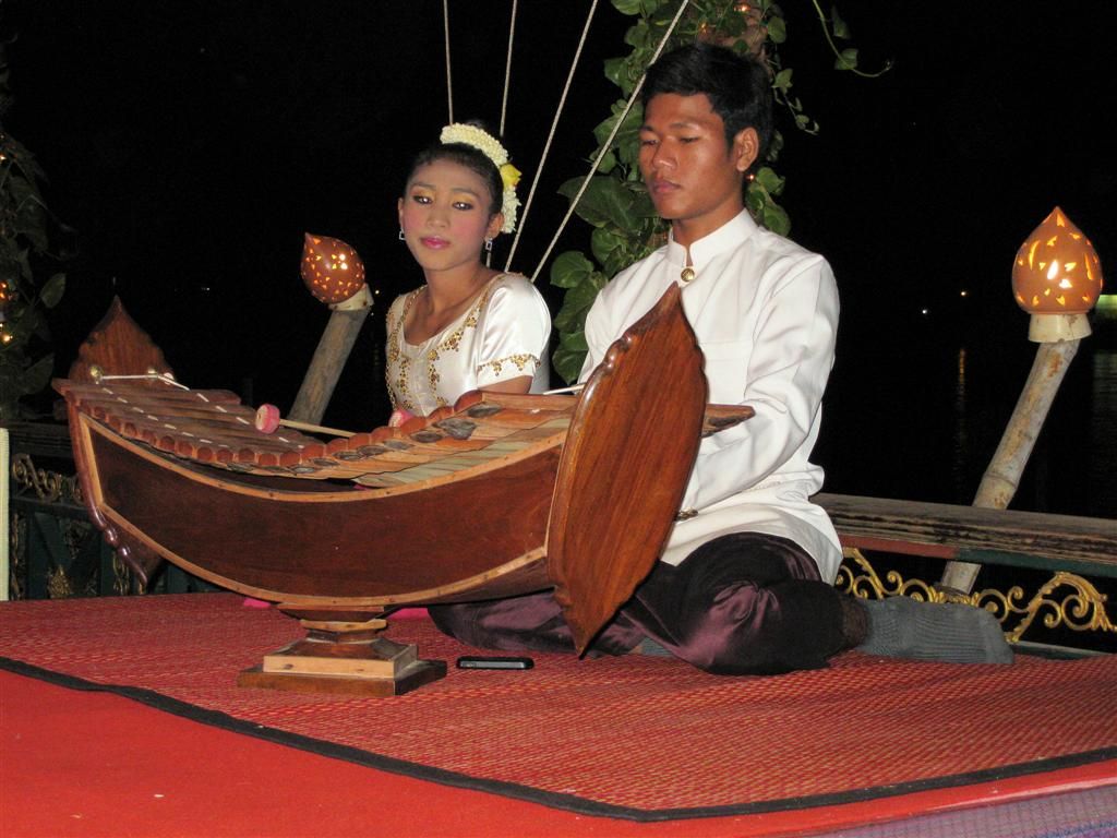 CAMBODJA - PHNOM PENH - optreden tijdens ons avond eten