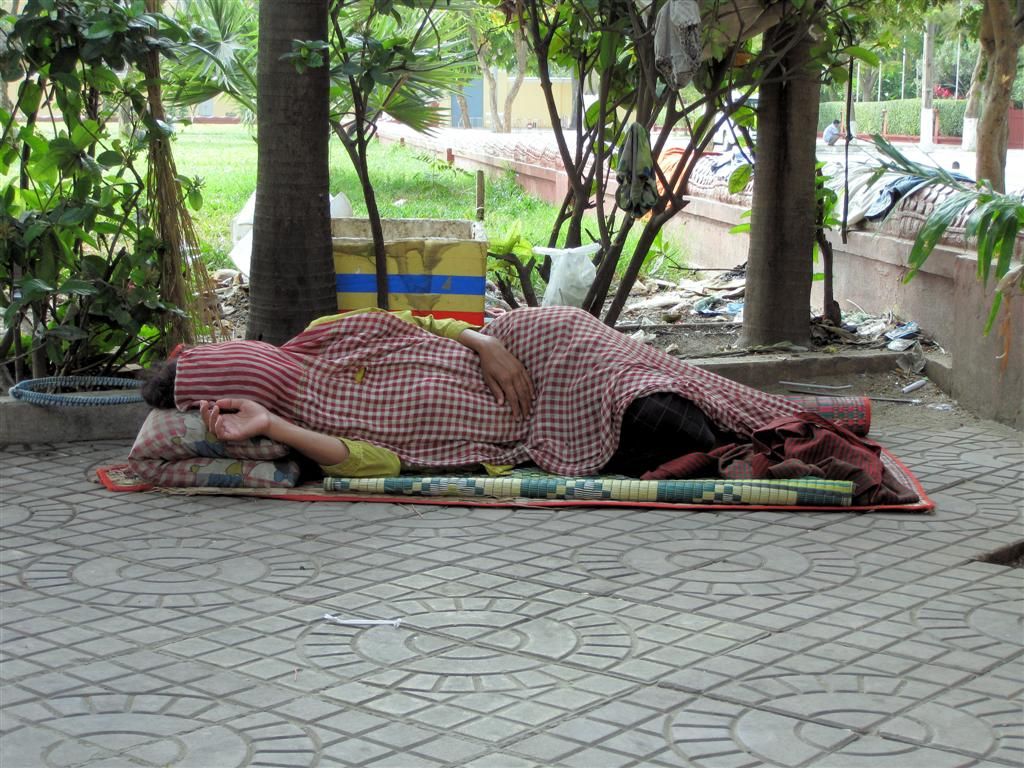 CAMBODJA - PHNOM PENH - Cambodjaan die op straat ligt te slapen