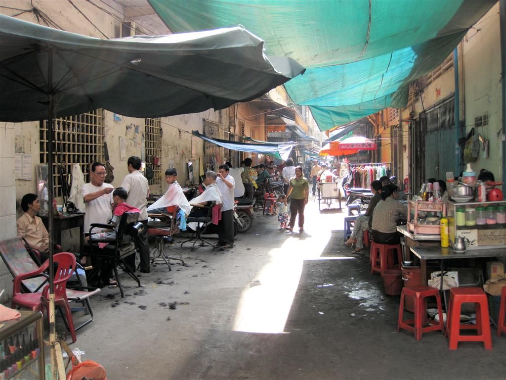 CAMBODJA - PHNOM PENH - Cambodjaanse kappers aan het werk