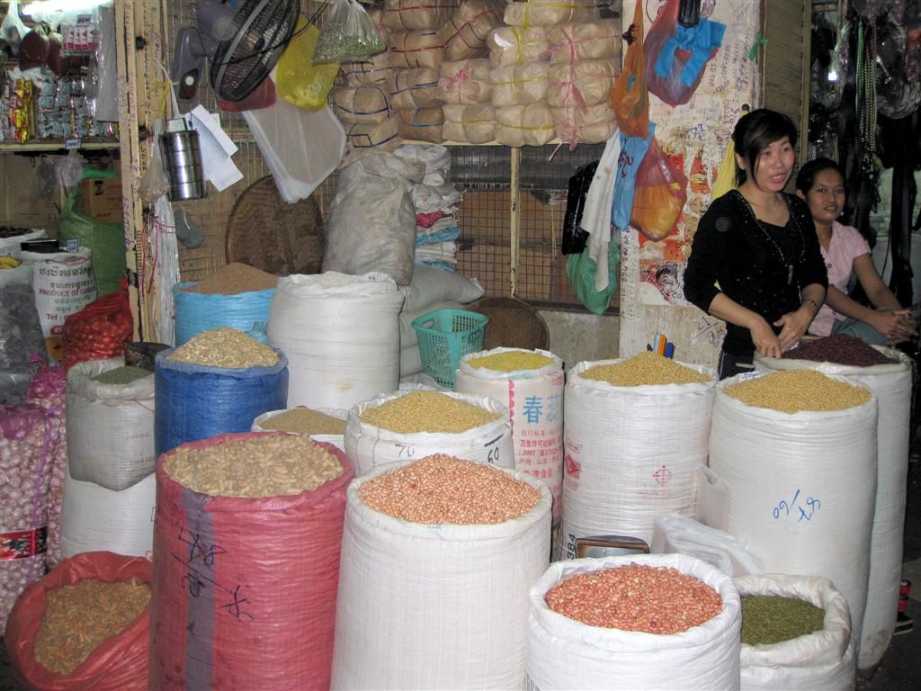 CAMBODJA - PHNOM PENH - graanprodukten op de Russische markt