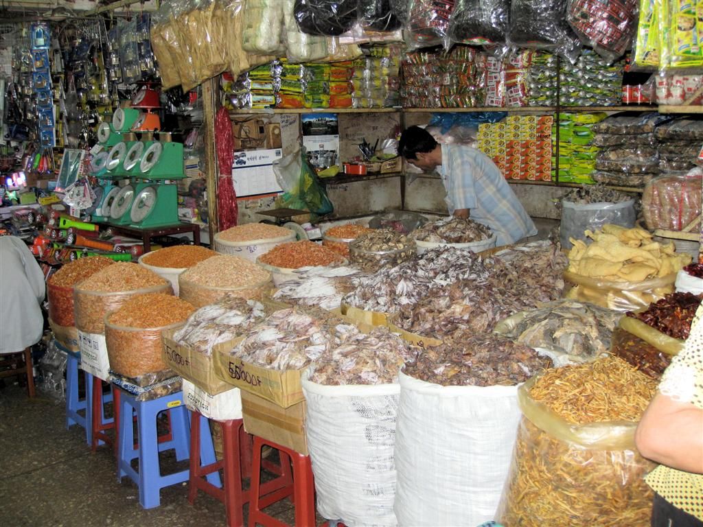 CAMBODJA - PHNOM PENH - kraam met etenswaar op de Russische markt