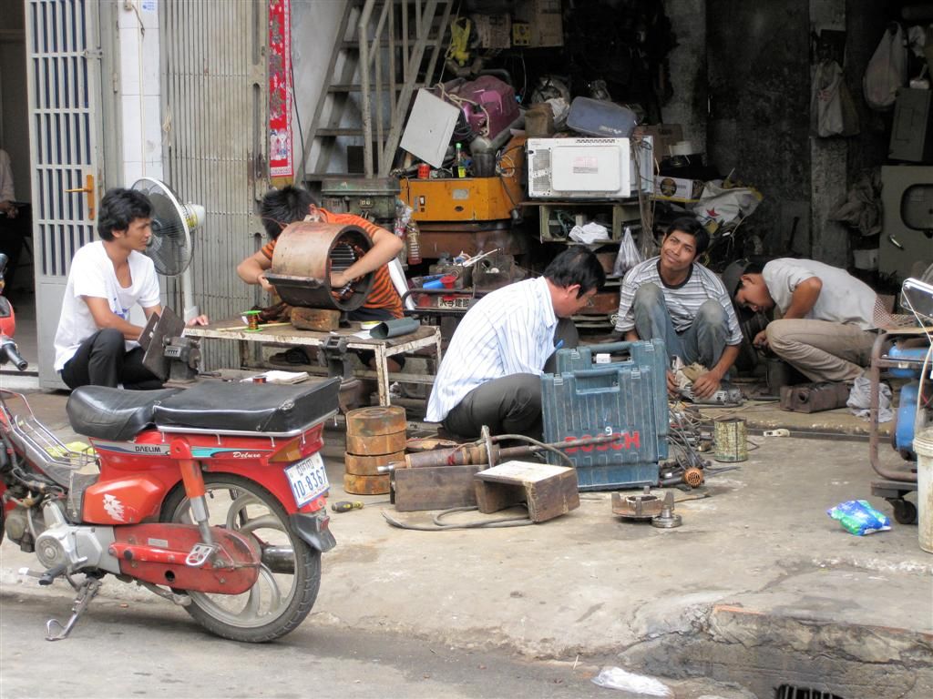 CAMBODJA - PHNOM PENH - reparatie van electronica