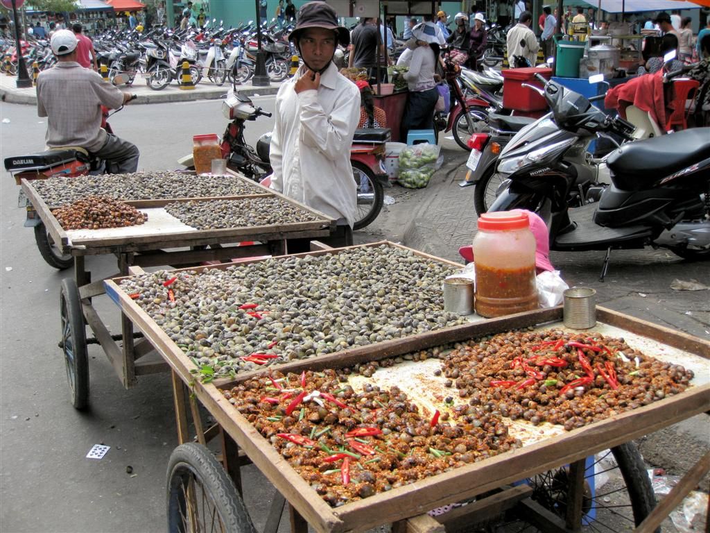 CAMBODJA - PHNOM PENH - verkoop van schelpdieren op straat