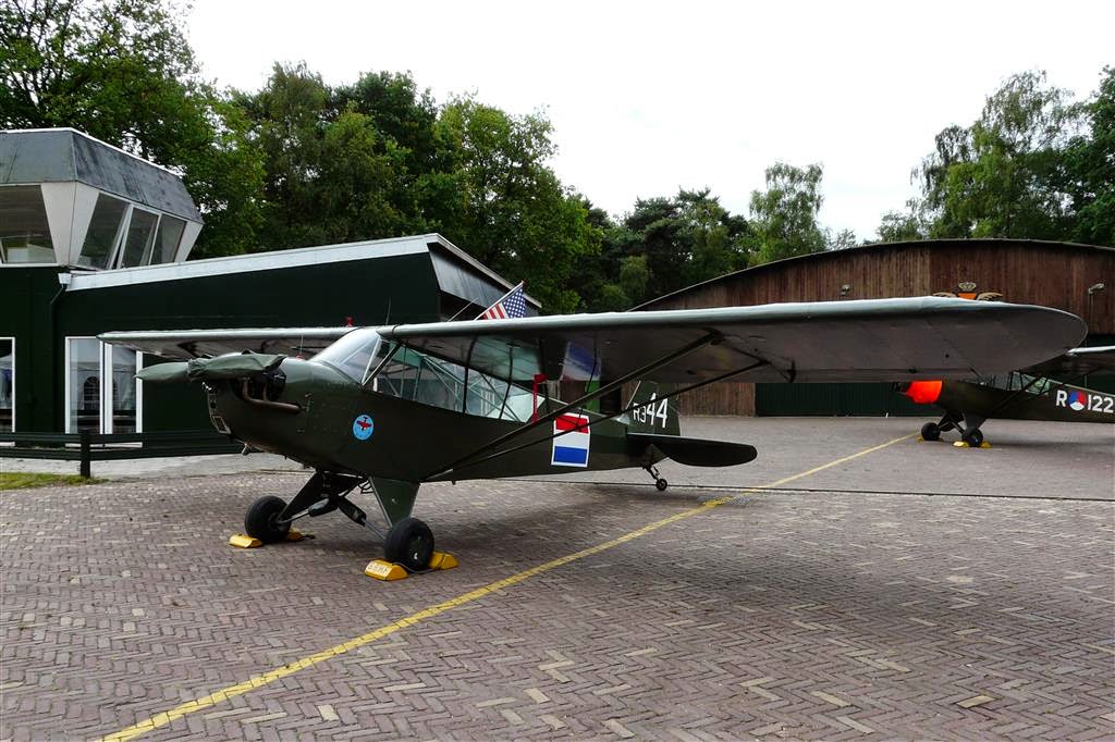 Piper J3C-65 Cub (R344)