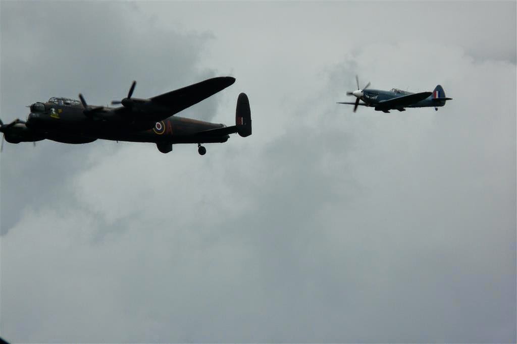 Avro Lancaster (PA474) en een Spitfire (PS915)