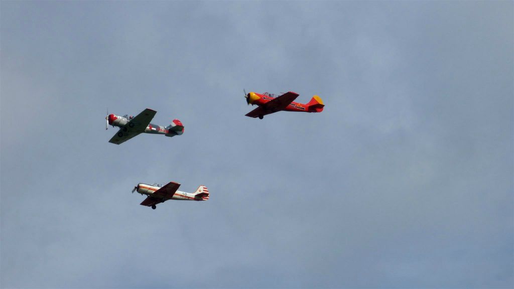 drie Yakovlev Yak-52 vliegtuigen (Nederland)