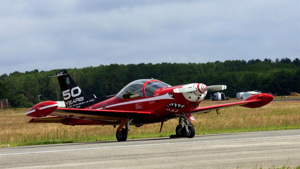 een SIAI-Marchetti SF-260 lesvliegtuig (ST-02 België)