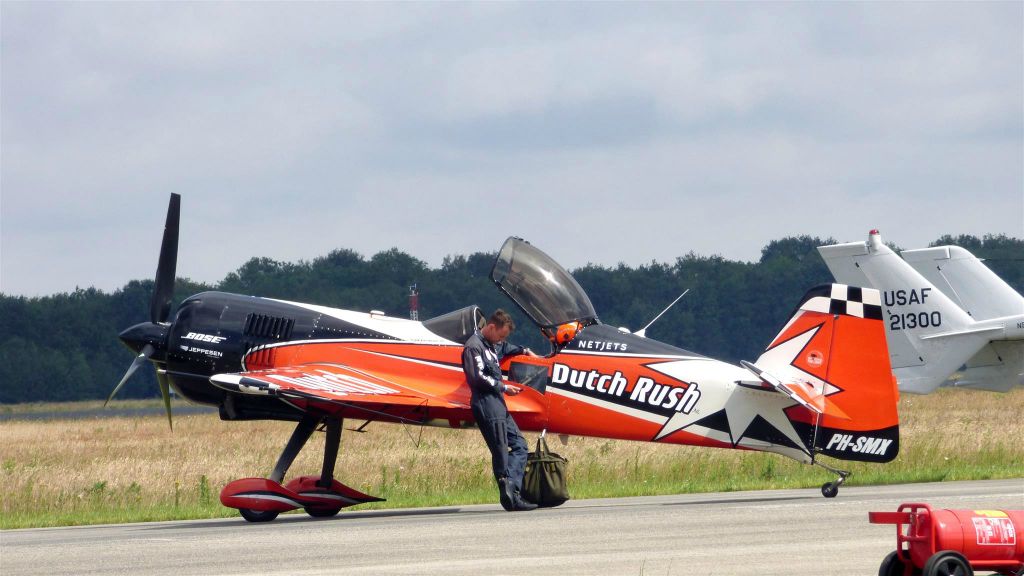 een Sukhoi Su-26MX stuntvliegtuig (PH-SMX Nederland)