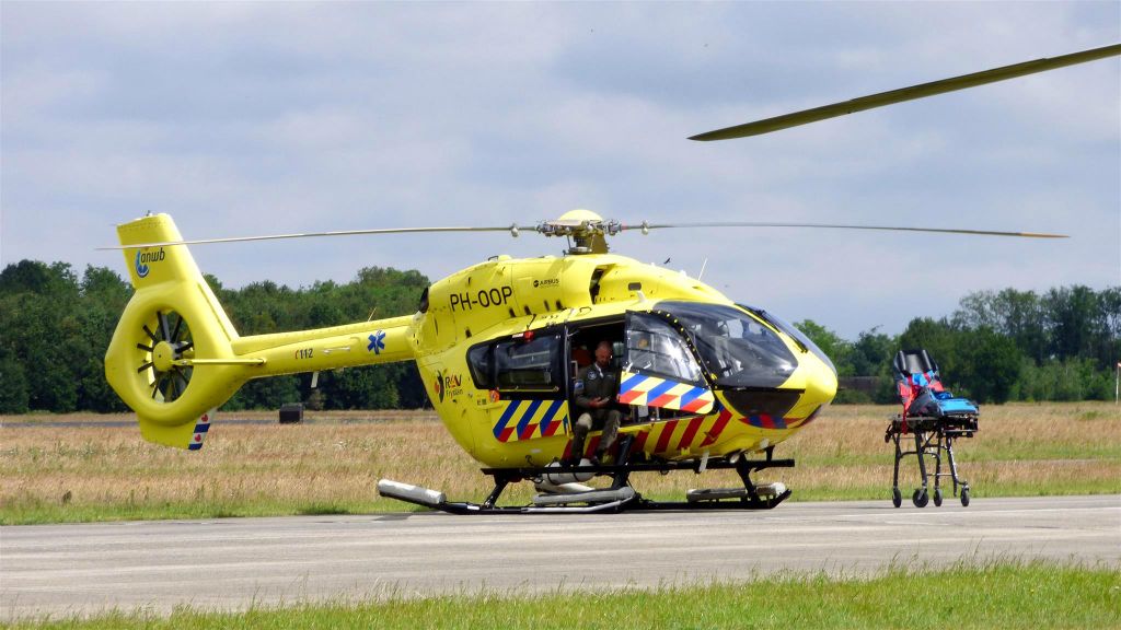 een Airbus EC-135 helikopter (PH-OOP Nederland)