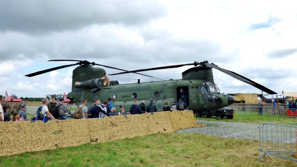 een Boeing CH-47 Chinook transporthelikopter (D-665 Nederland)