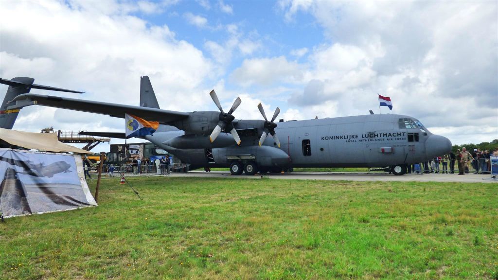een Lockheed C-130 Hercules transportvliegtuig (G-275 Nederland)