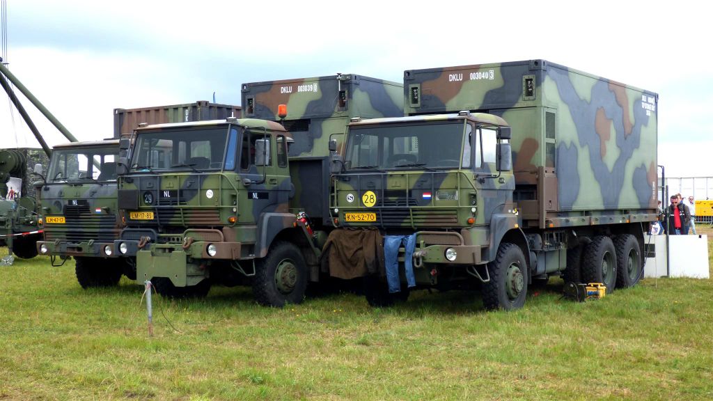 drie DAF YAZ-2300 vrachtwagens (Nederland)
