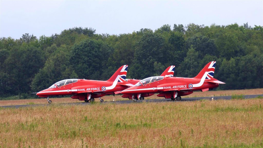 drie British Aerospace Hawk straaljagers van het Red Arrows demonstratieteam (Engeland)