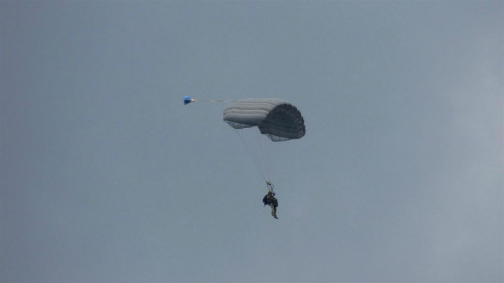 een parachutist