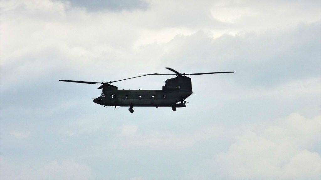 een Boeing CH-47 Chinook transporthelikopter (D-665 Nederland)