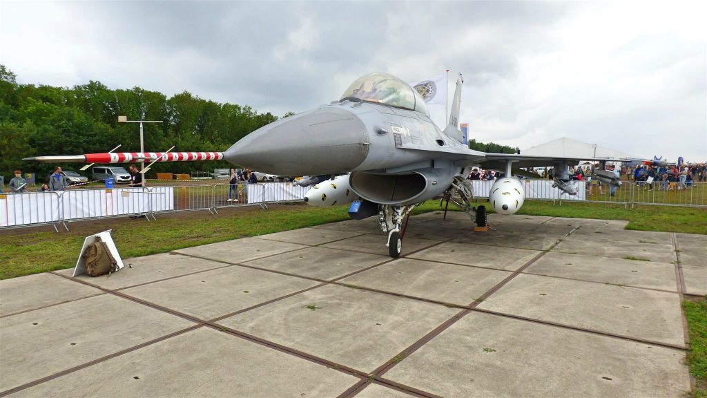 een F-16B Fighting Falcon straaljager (J-066 Nederland)