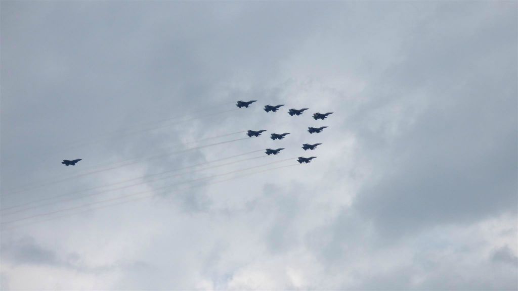 tien F-16 straaljagers en een F-35 straaljager