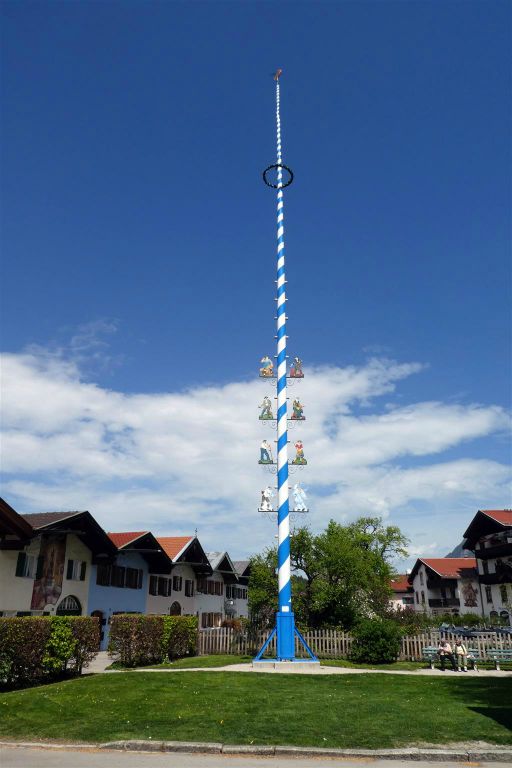 MITTENWALD (DUITSLAND) - de meiboom