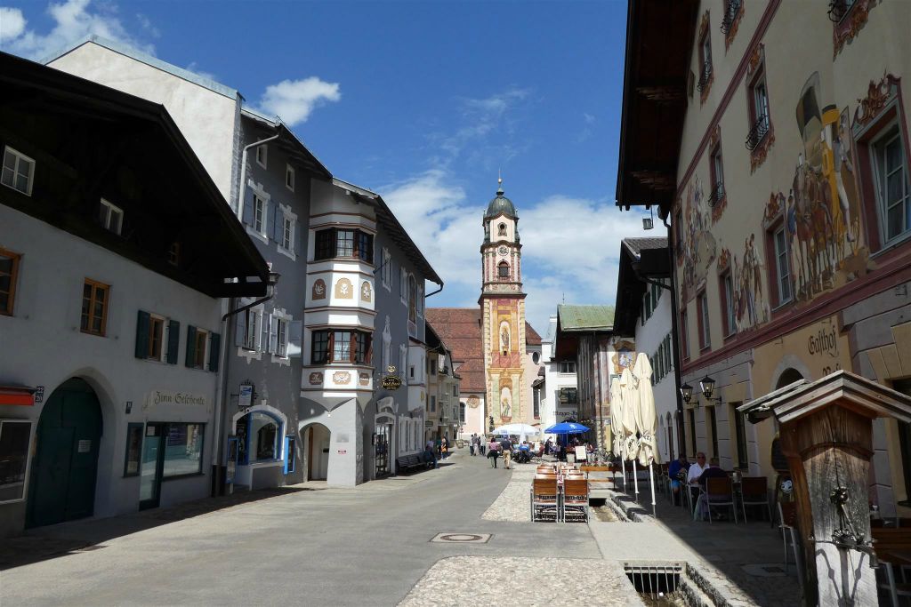 MITTENWALD (DUITSLAND) - het centrum met de St. Peter- en Paulkerk