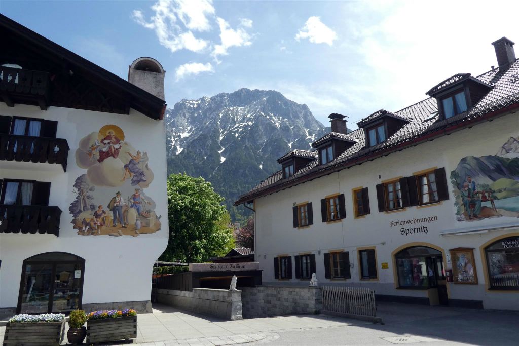 MITTENWALD (DUITSLAND) - enkele gevels met muurschilderingen