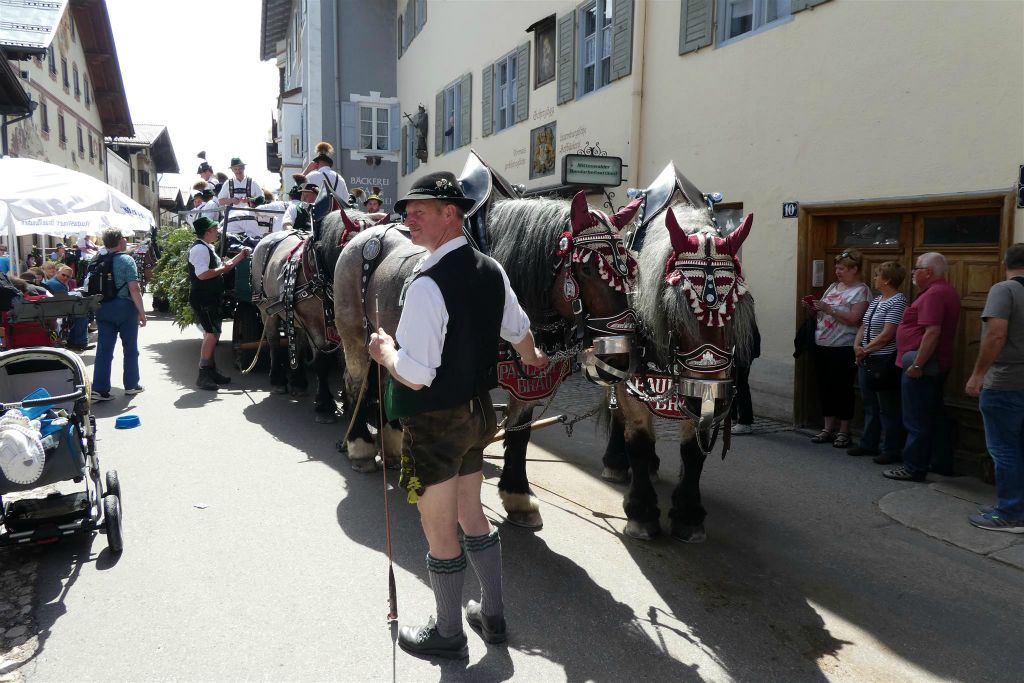 MITTENWALD (DUITSLAND) - enkele deelnemers aan de traditionele Georgi-rit