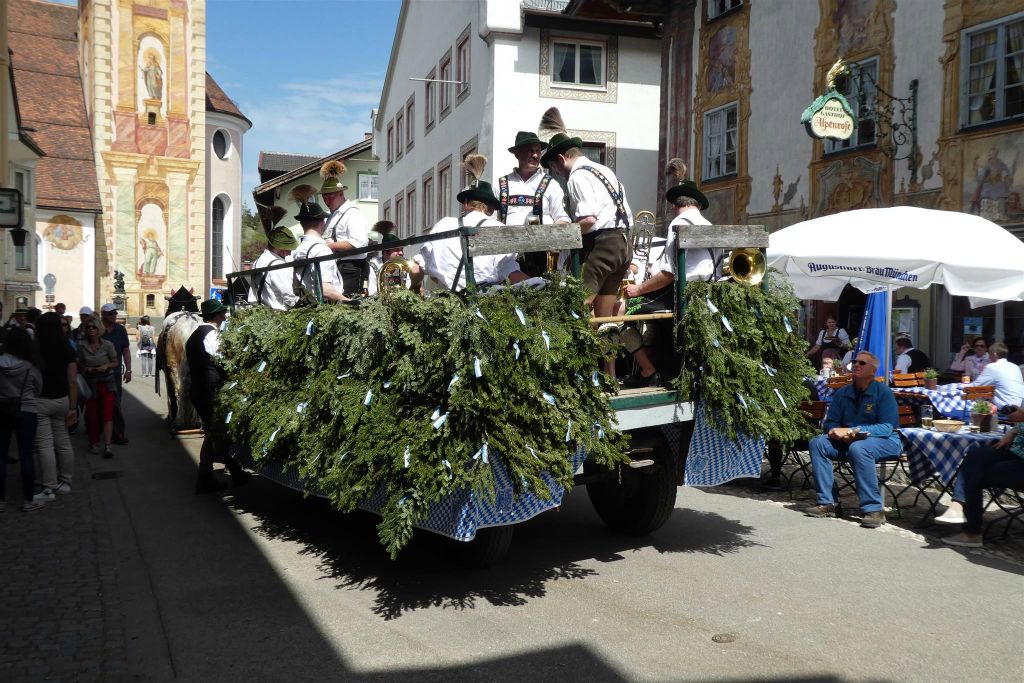 MITTENWALD (DUITSLAND) - enkele deelnemers aan de traditionele Georgi-rit