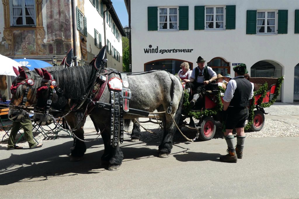 MITTENWALD (DUITSLAND) - enkele deelnemers aan de traditionele Georgi-rit