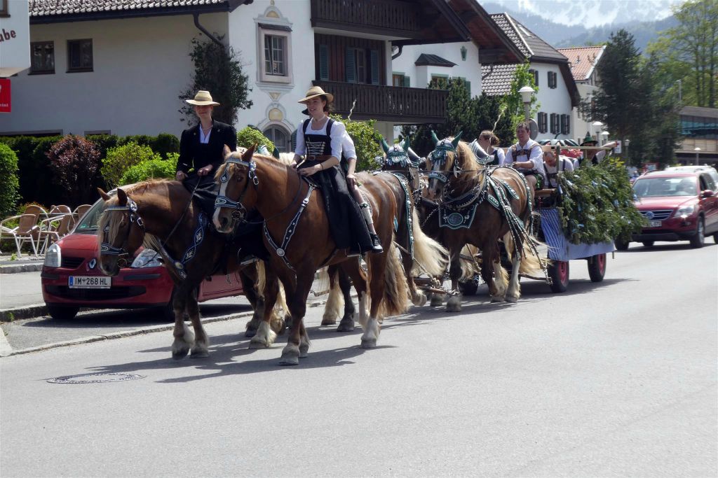 MITTENWALD (DUITSLAND) - enkele deelnemers aan de traditionele Georgi-rit