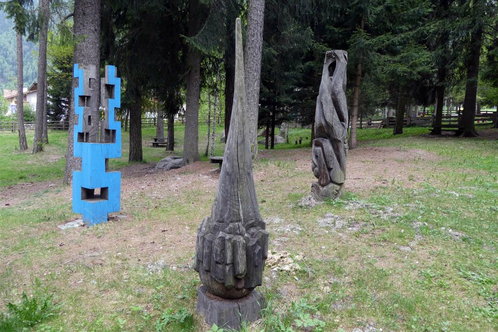 LUTAGO - diverse kunstwerken in een park