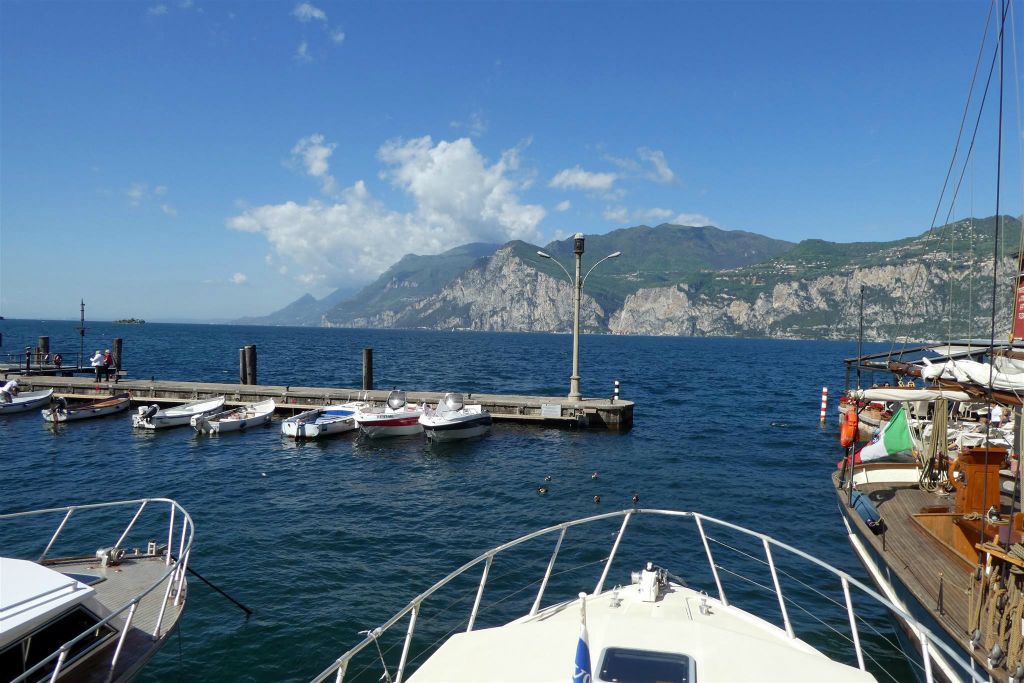 MALCESINE - het uitzicht vanaf de boot Super Star waarmee we over het Gardameer gaan varen