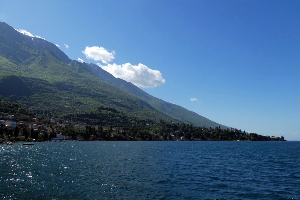 MALCESINE - het uitzicht onderweg tijdens de boottocht over het Gardameer