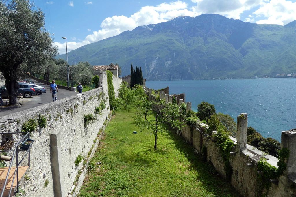 LIMONE SUL GARDA - een oud kasteel met citroen bomen