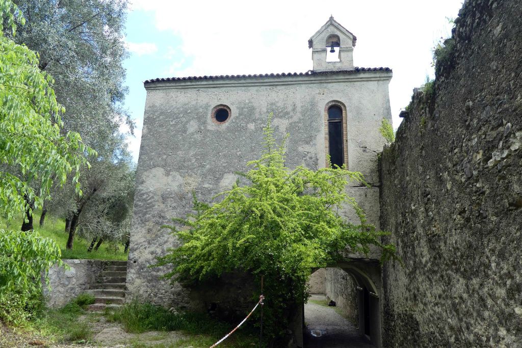LIMONE SUL GARDA - een poort van een oud kasteel