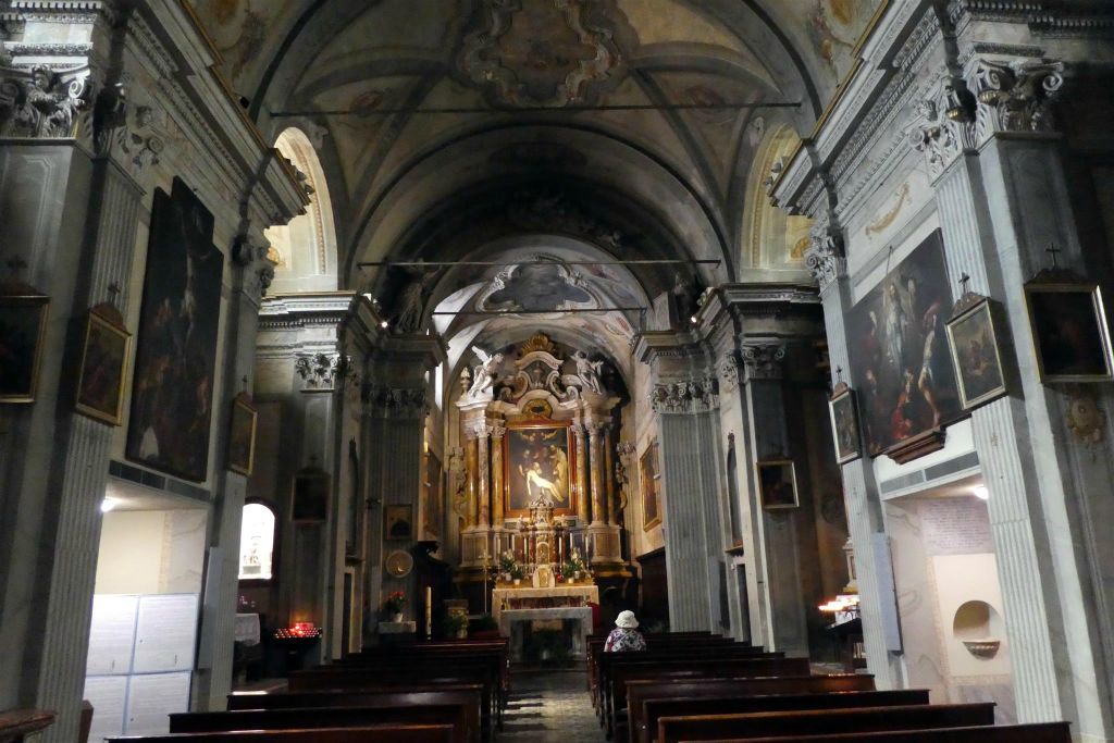 LIMONE SUL GARDA - binnen in de kerk van St. Benedictus