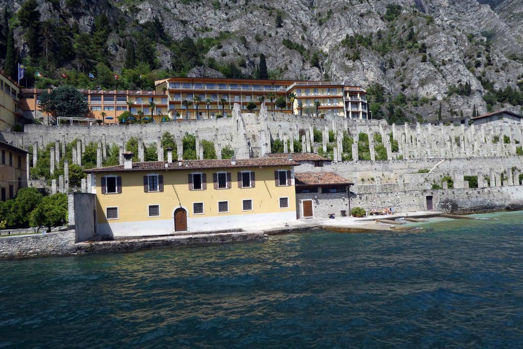 LIMONE SUL GARDA - een oud kasteel met citroen bomen