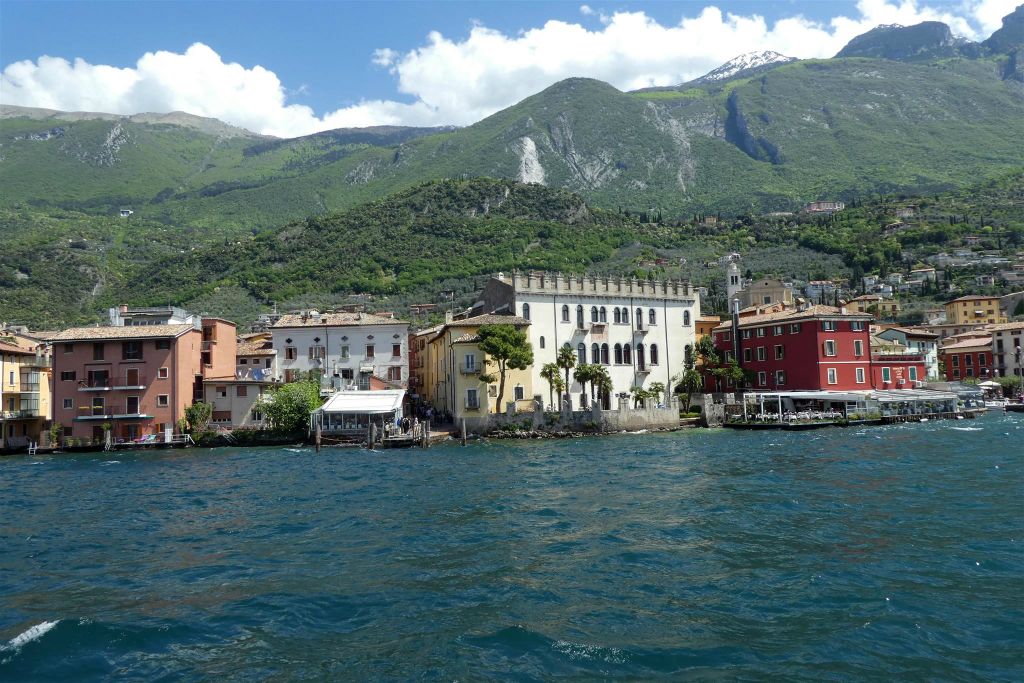 MALCESINE - het uitzicht op Malcesine tijdens de boottocht over het Gardameer